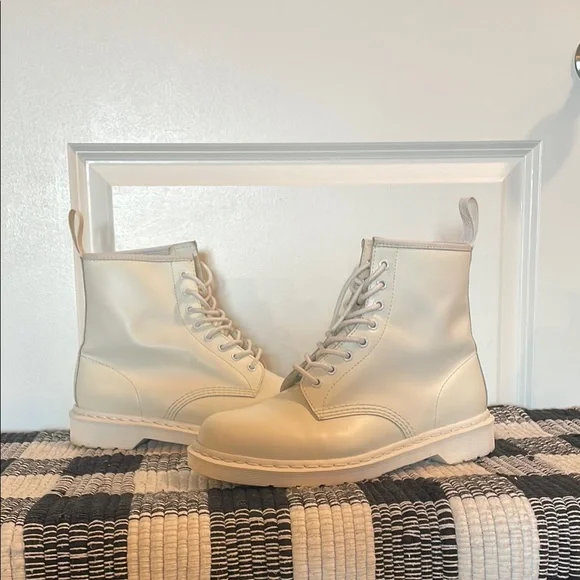 Dr. Martens Men’s Off-White Lace-Up Boots, mens 11 - Picture 2 of 16